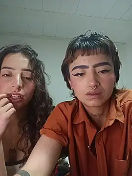 AlexxaAndRileyy webcam