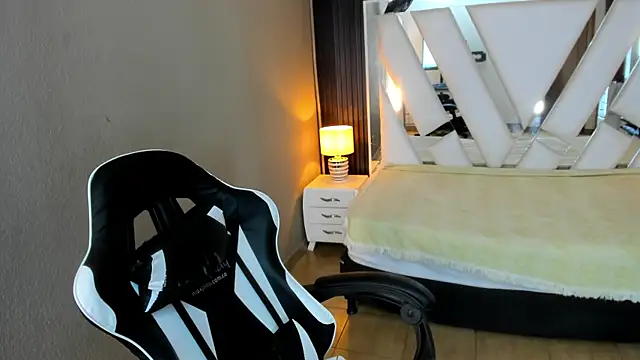 Linda4Petite webcam