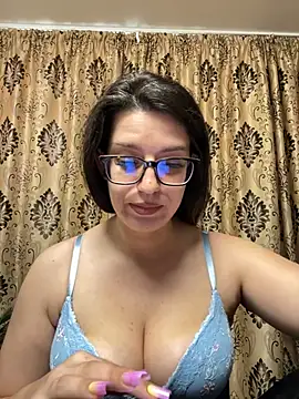 NadiraNoor webcam