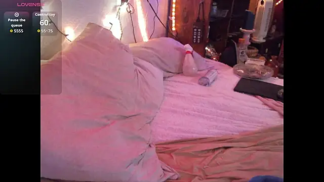 Pussyeat2please webcam