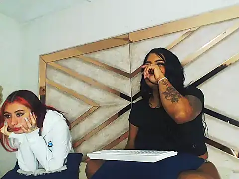 Luna_and_Rose webcam