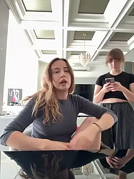 Nura_n_Sarah webcam