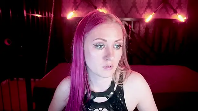 DramaQuenns webcam