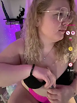 CurvyAnonymousGirl89 webcam
