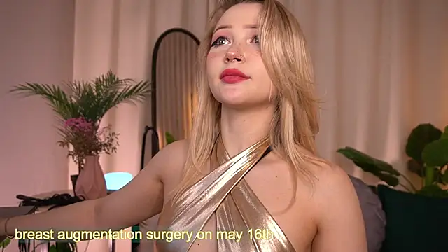 LauraWifeness webcam