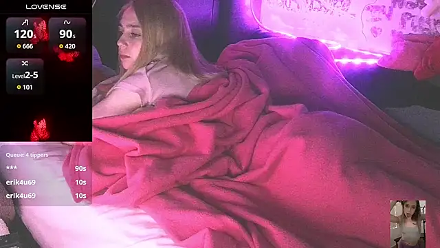 Blondiewithanass webcam