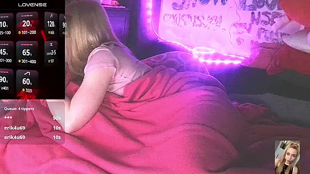 Blondiewithanass webcam