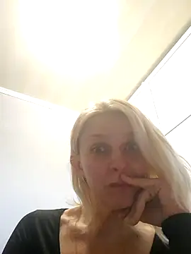 MiaLove183 webcam
