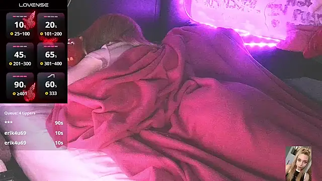Blondiewithanass webcam
