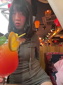 美女littleqiu在线直播