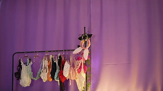 melissaxcbx (F young) - add stockings on feet for you