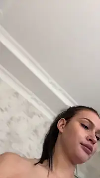 kikiwatson (F young) - Show boobs and squeeze naked tits 😍