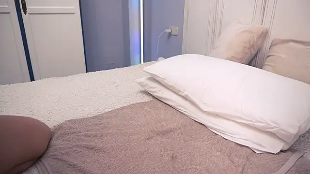 new_dee webcam