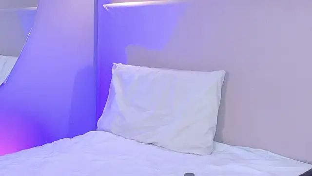 NaomiKlarc webcam
