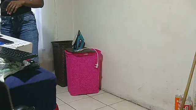 sluttylaura21 webcam