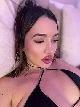 Webcam Model (Bella-taylorr)  is live.Free join now!