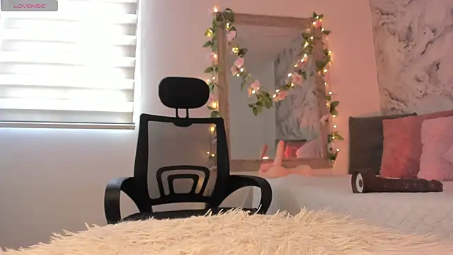 bella_desi_ (Ask my age) - squirt in my feet