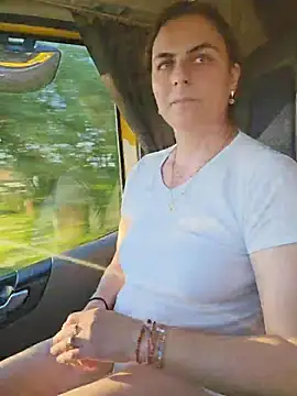 isabellecraft (F milf) - Lets play nacked in truck