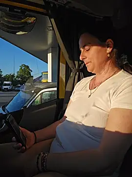 isabellecraft (F milf) - Lets play nacked in truck