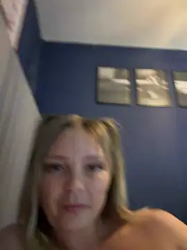 Webcam Model (Sky25x)  is live.Free join now!