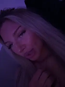blondeeee webcam
