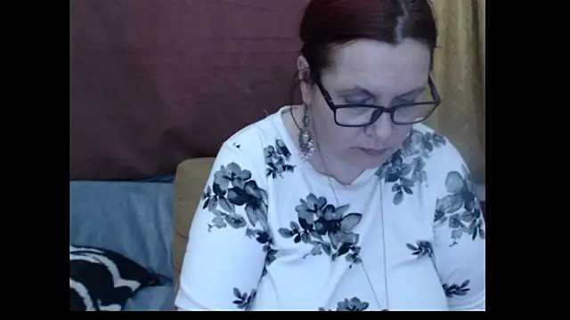 PlayfullMature webcam