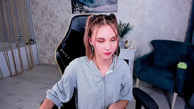 EllaCurtis webcam