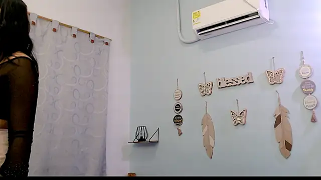 hotlatinaluna23 webcam