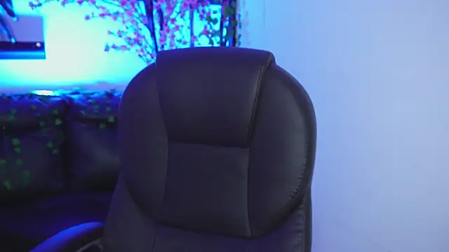 cute_hollywood webcam