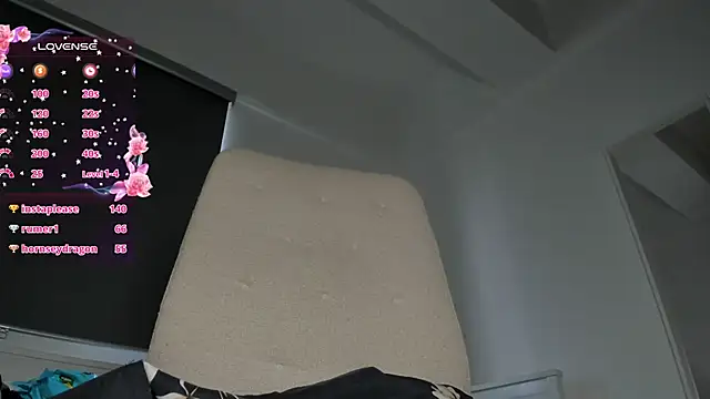 laura-hills18 (F young) - Finger in Ass
