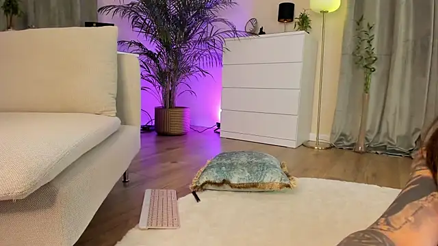 Tinydoll_XO webcam