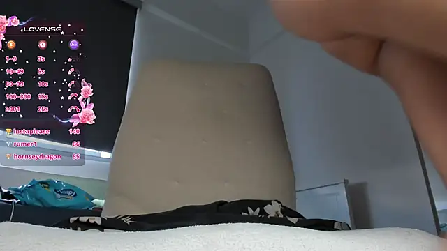 laura-hills18 (F young) - Finger in Ass