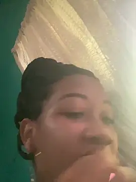 AleezaFrench webcam