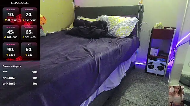 Blondiewithanass webcam