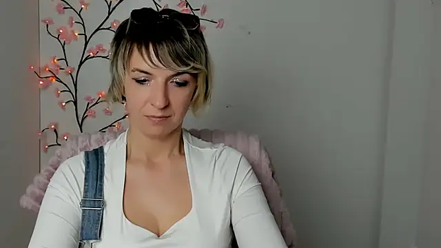lana_foxyy - Lana_Foxyy's free webcam - UK Sex Cams