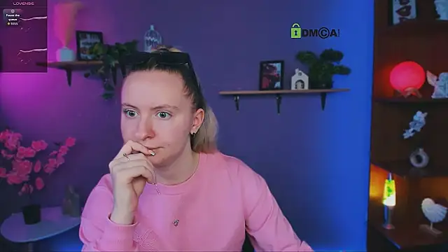 mila_glow1 webcam