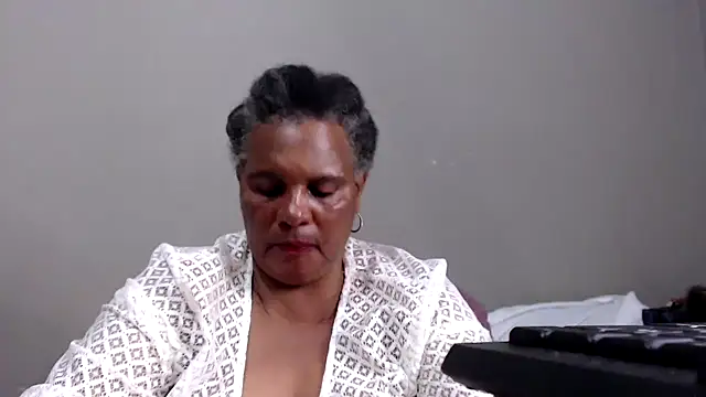 GrandBustyMelon webcam