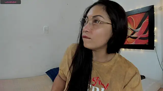 Lauralove_69 webcam