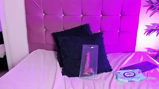 daphnevalucci - DaphneValucci's free webcam - UK Sex Cams