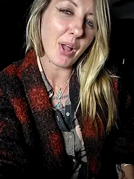 SheIsSomething webcam