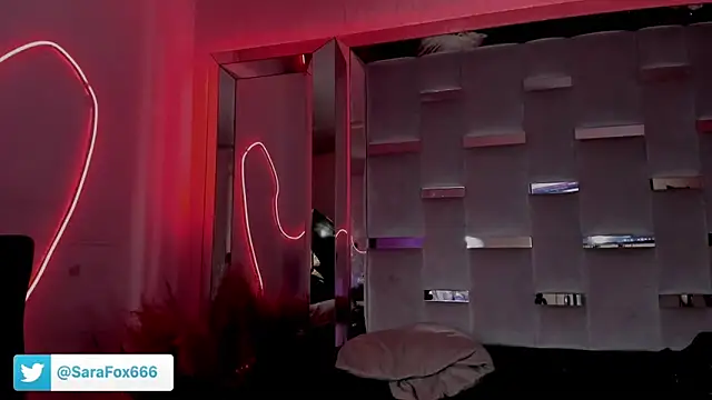 Sara_Foxx1 webcam