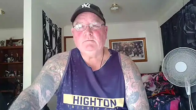 KINKYBLUEYES69 live sex cam