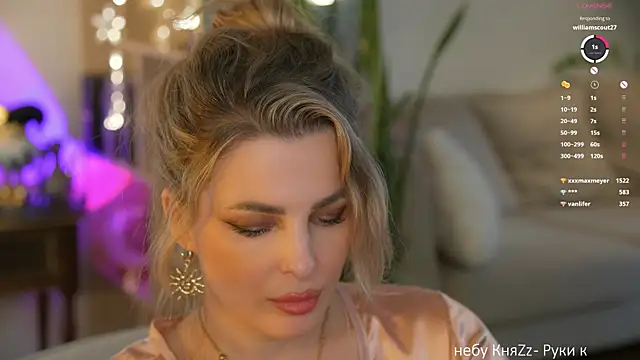 Lady--M webcam