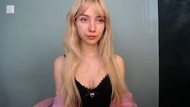 LuciaYoung live sex cam