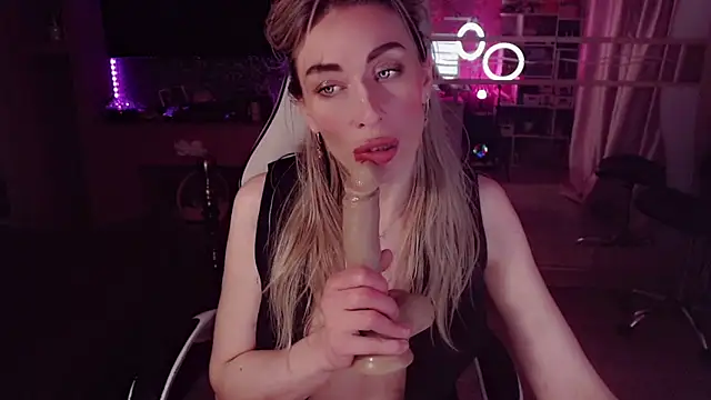 AnnieGOld_ webcam