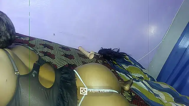 CurvyLara webcam