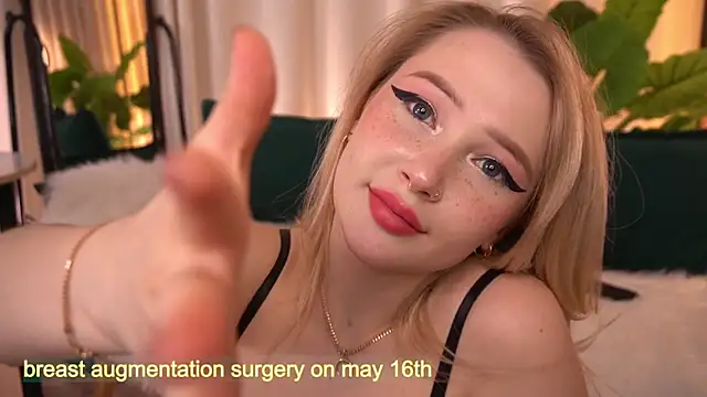 LauraWifeness webcam