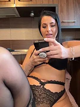 Webcam Model (Hotmomcheckk_) is live