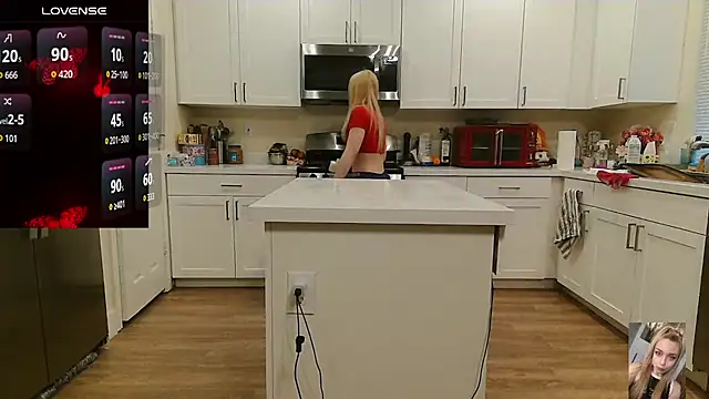 Blondiewithanass webcam