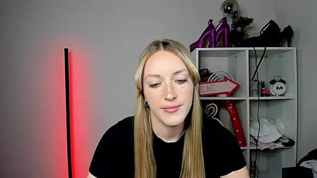 EvelynBlond webcam